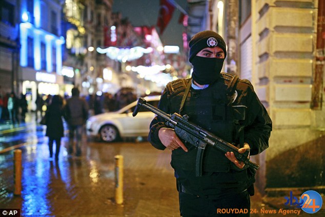 لحظه حمله شبانه بابانوئل به کلوپ استانبول (فیلم‌ها و تصاویر)