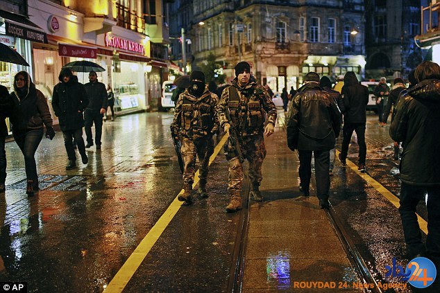 لحظه حمله شبانه بابانوئل به کلوپ استانبول (فیلم‌ها و تصاویر)