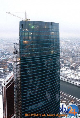سقوط جوانی که می‌خواست روی بلندترین ساختمان اروپا سلفی بگیرد (تصاویر)