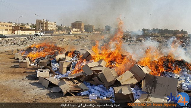 داعش دونفر را به اتهام قاچاق سیگار به صلیب کشید (تصاویر)