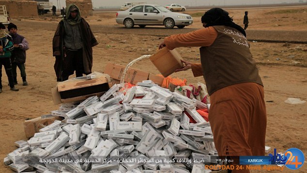 داعش دونفر را به اتهام قاچاق سیگار به صلیب کشید (تصاویر)
