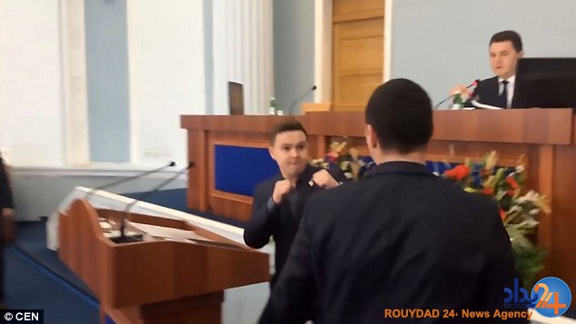 مشت‌زنی در شورای منطقه‌ای: اوکراینی حرف بزن نه روسی! (فیلم و تصاویر)
