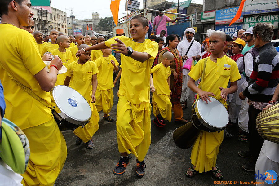از رقص هندوها برای خدایان در هند تا دعا برای قربانیان بمبگذاری در پاکستان