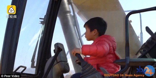پسر 4 ساله راننده بیل مکانیکی شد (فیلم و تصاویر)
