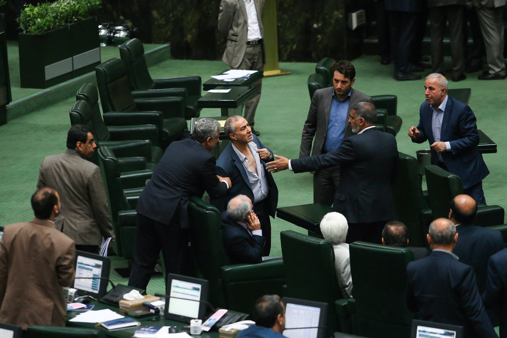 یقه چاک دادن معاون وزیر در مجلس (تصاویر)