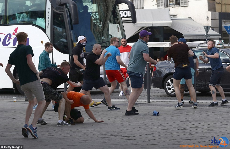 درگیری هواداران انگلیس و روسیه در آستانه مسابقه یورو2016 (تصاویر)