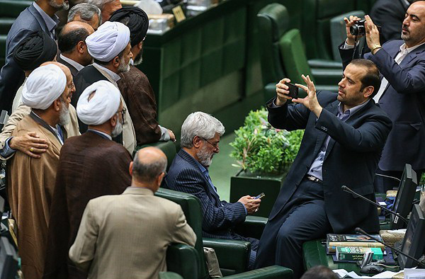 بازار داغ سلفی و عکس یادگاری در آخرین جلسه مجلس نهم (تصاویر)