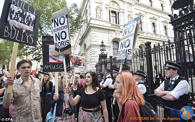 اعتراض نسل جوانتر بریتانیا: ما باید پیامدهای انتخاب شما را تحمل کنیم (تصاویر)