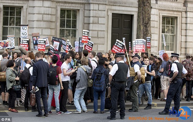 اعتراض نسل جوانتر بریتانیا: ما باید پیامدهای انتخاب شما را تحمل کنیم (تصاویر)