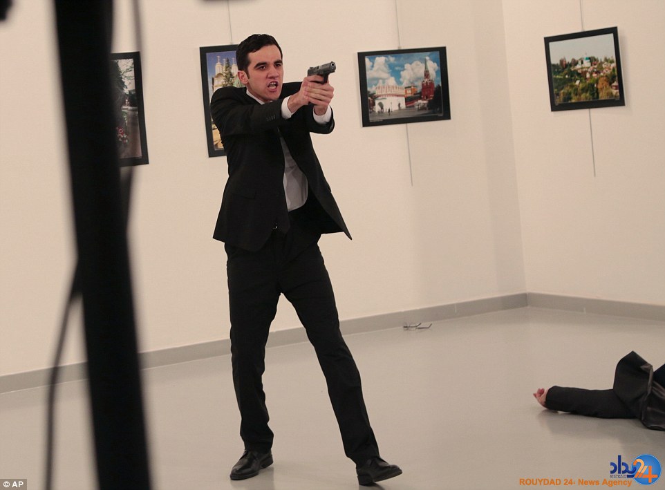 لحظه ترور سفیر روسیه در ترکیه و سوگ مردم (تصاویر)