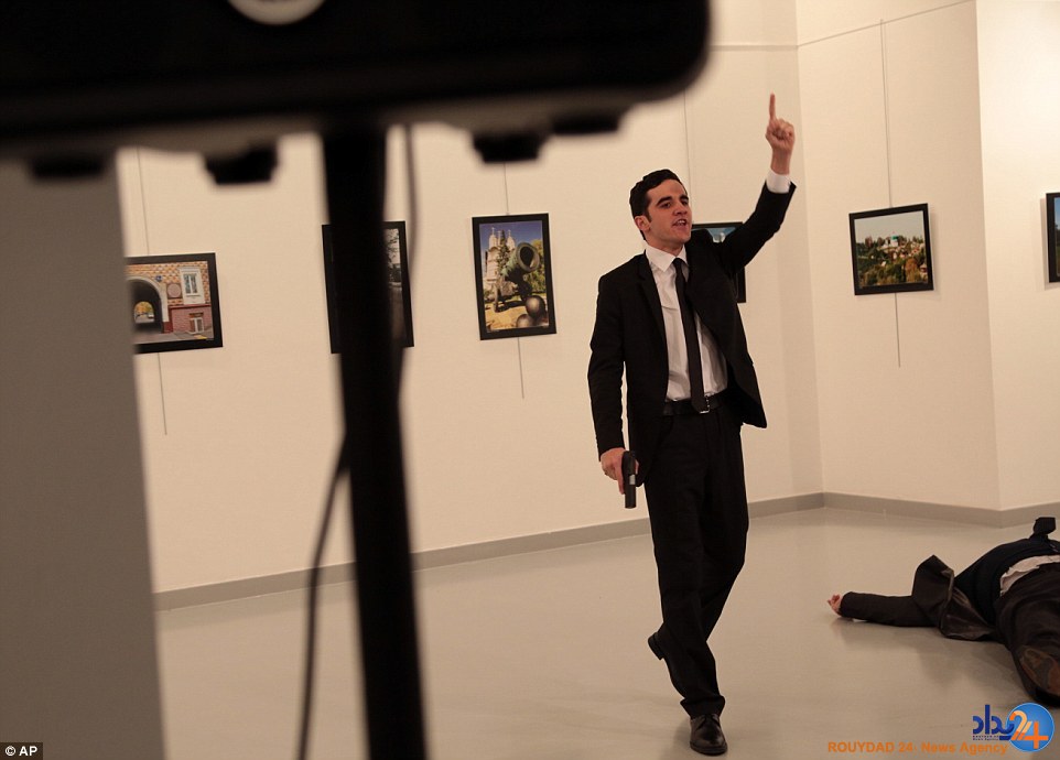 لحظه ترور سفیر روسیه در ترکیه و سوگ مردم (تصاویر)