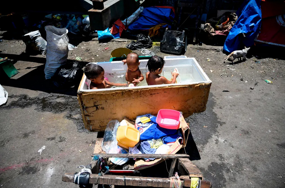 حمام کودکان در حومه شهر مانیل فیلیپین