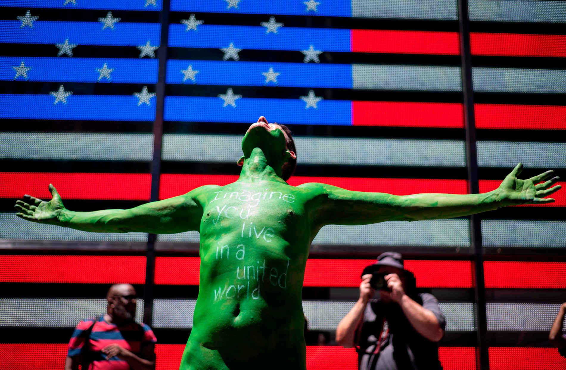 اعتراض نمادین یک مرد برهنه نیویورکی در میدان تایمز نیویورک