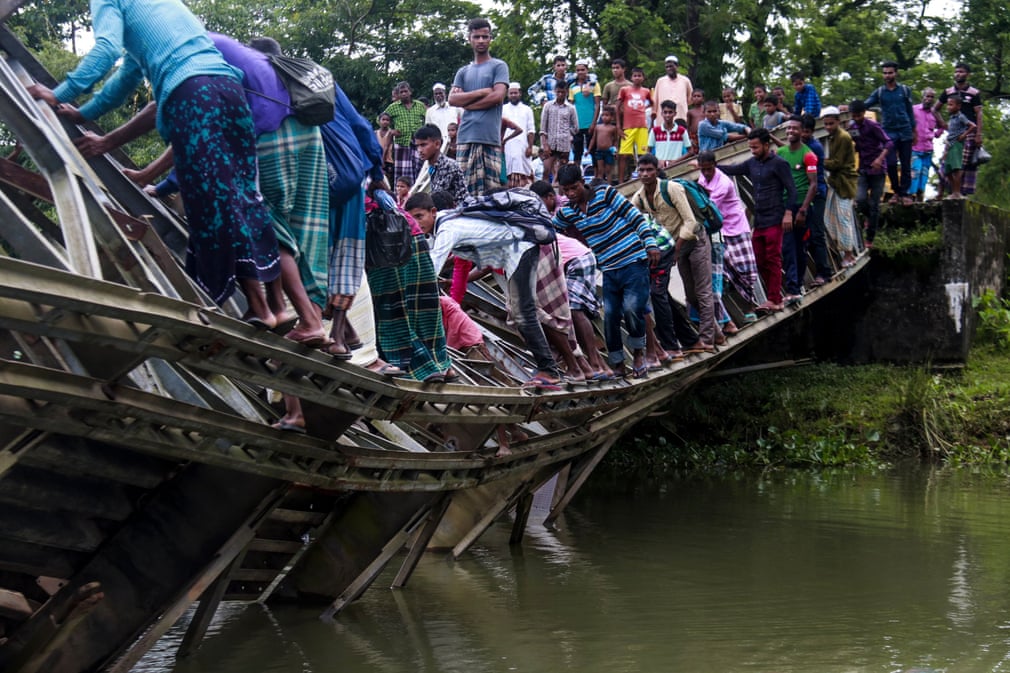 عبور از روی یک پل شکسته در بنگلادش
