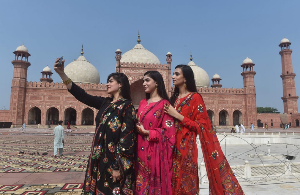 سلفی گرفتن زنان مسلمان پاکستانی پس از اقامه نماز عید قربان