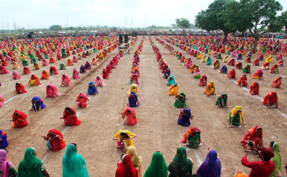 زنان هندی در یک مراسم یادبود در گجرات