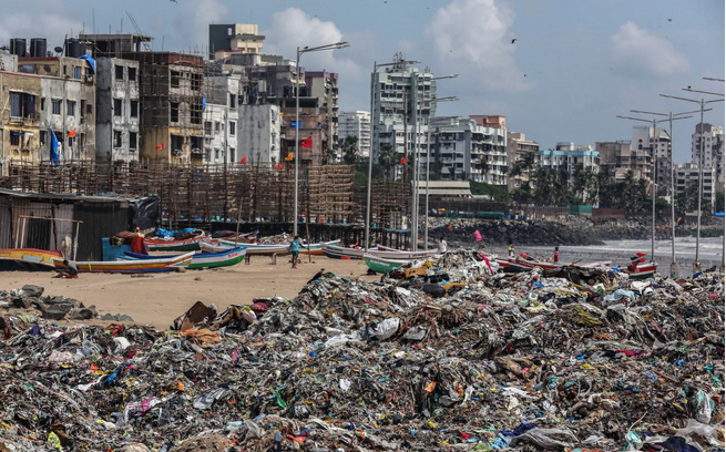 تجمیع ضایعات پلاستیکی در ساحل شهر بمبئی هند