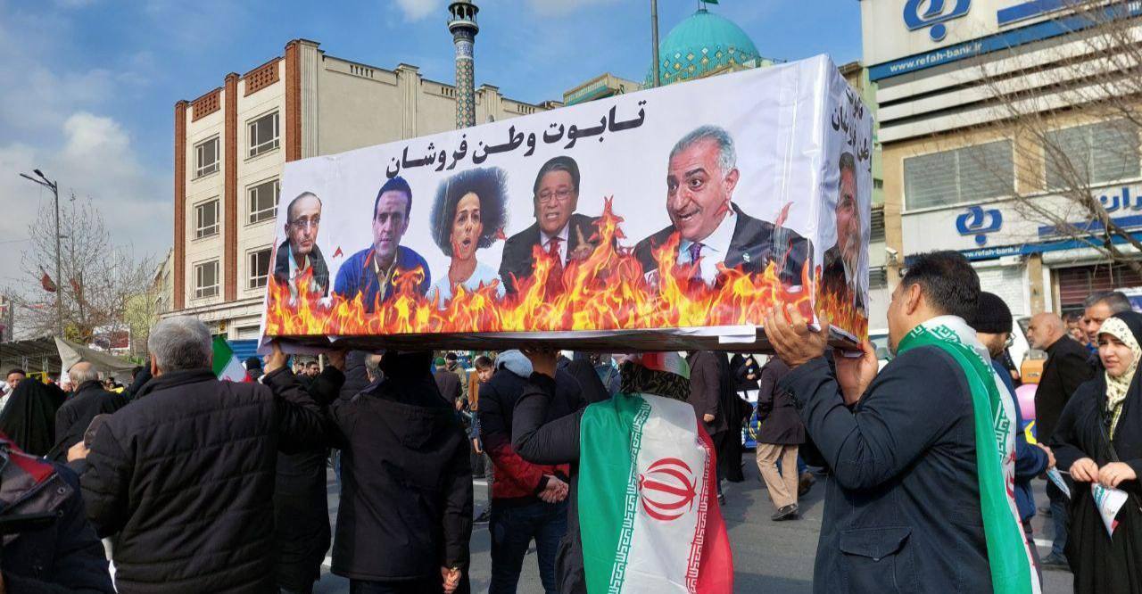 تصویر در آتش علی کریمی در راهپیمایی ۲۲ بهمن در کنار چهره‌های اپوزسیون