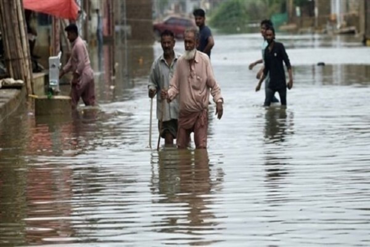 لحظه ریزش هتلی در پاکستان پس از وقوع سیلاب +فیلم