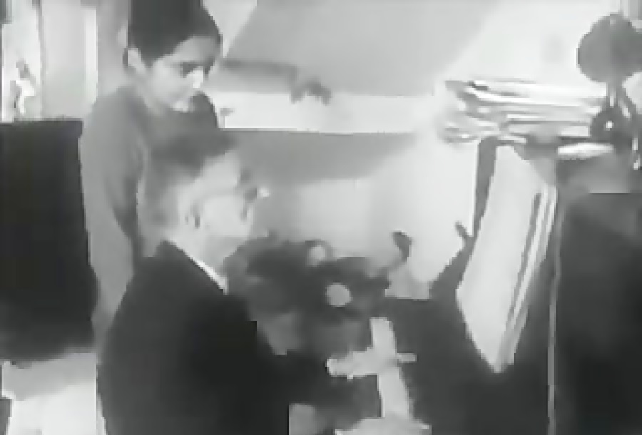 ژان-پل سارتر در حال نواختن قطعه‌ای از شوپن