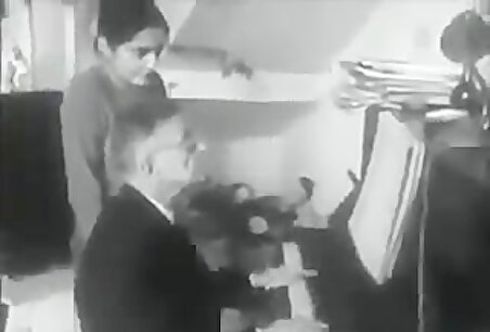ژان پل سارتر در حال نواختن قطعه‌ای از شوپن