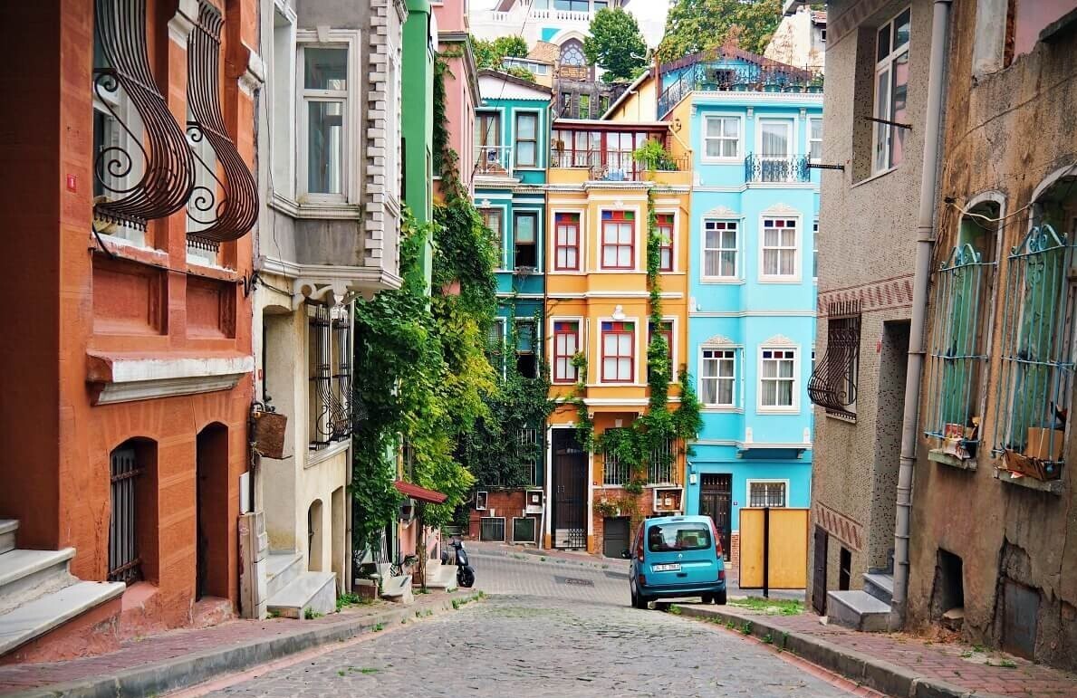 کدام منطقه از استانبول هتل رزرو کنیم که نزدیک جا‌های گردشگری باشه؟