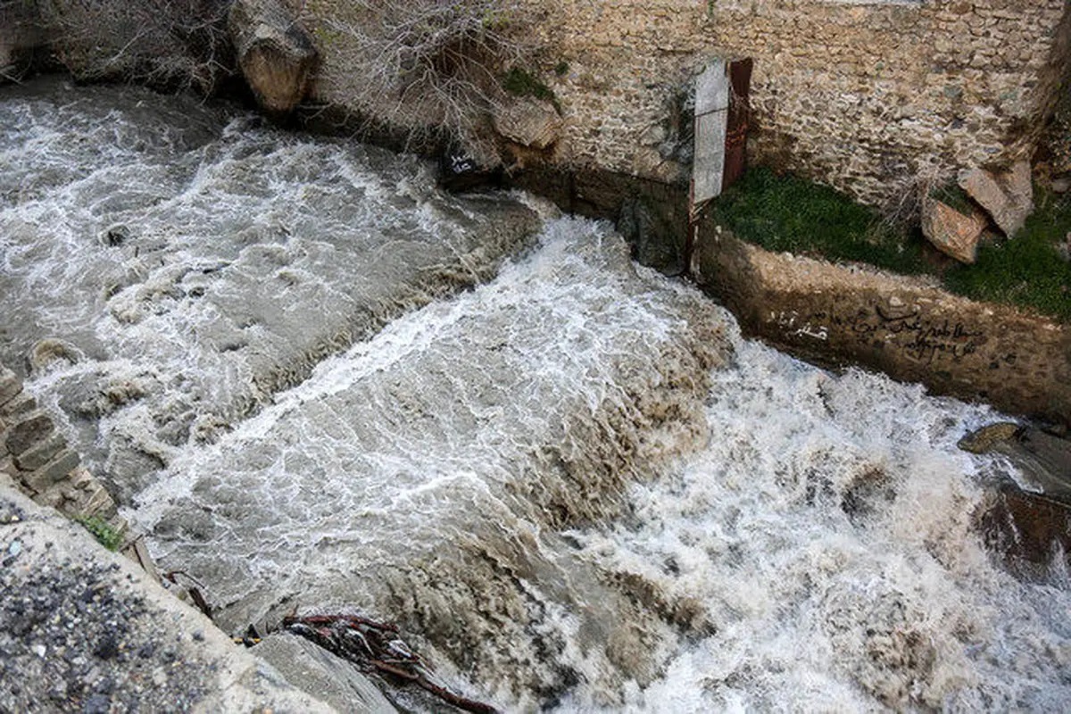 خروشان شدن رودخانه کن تهران طی بارش‌ها