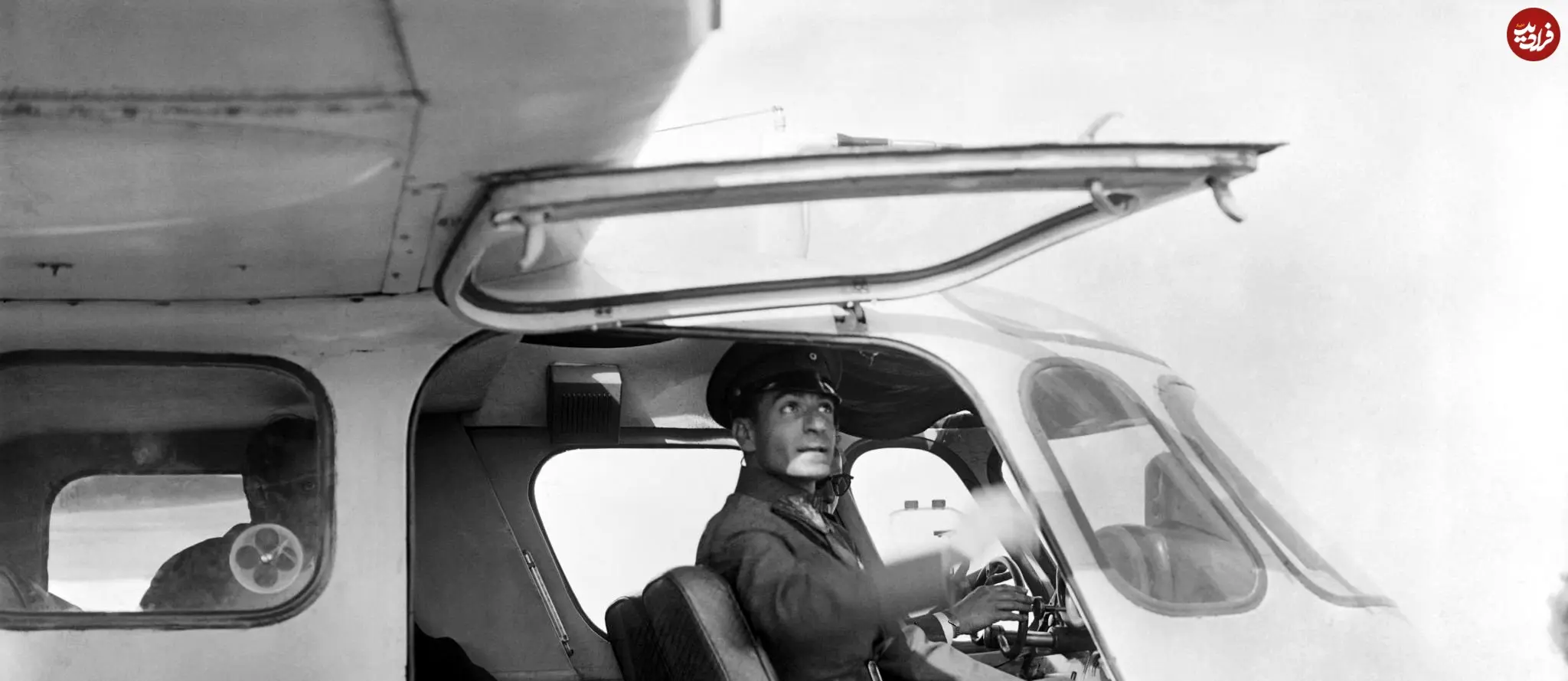 عکسی جالب از محمدرضاشاه پهلوی در حال آزمایش یک هواپیما در فرودگاهی در پاریس؛ سال ۱۳۲۷