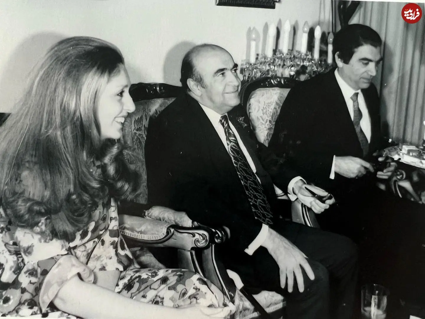 هویدا در کنار غلامرضا پهلوی۴۰
