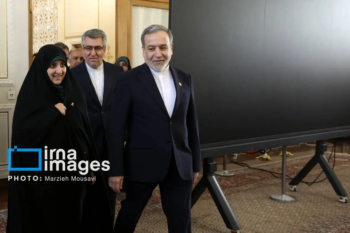 تصاویر عراقچی و همسرش در مراسم میلاد حضرت زهرا(س)