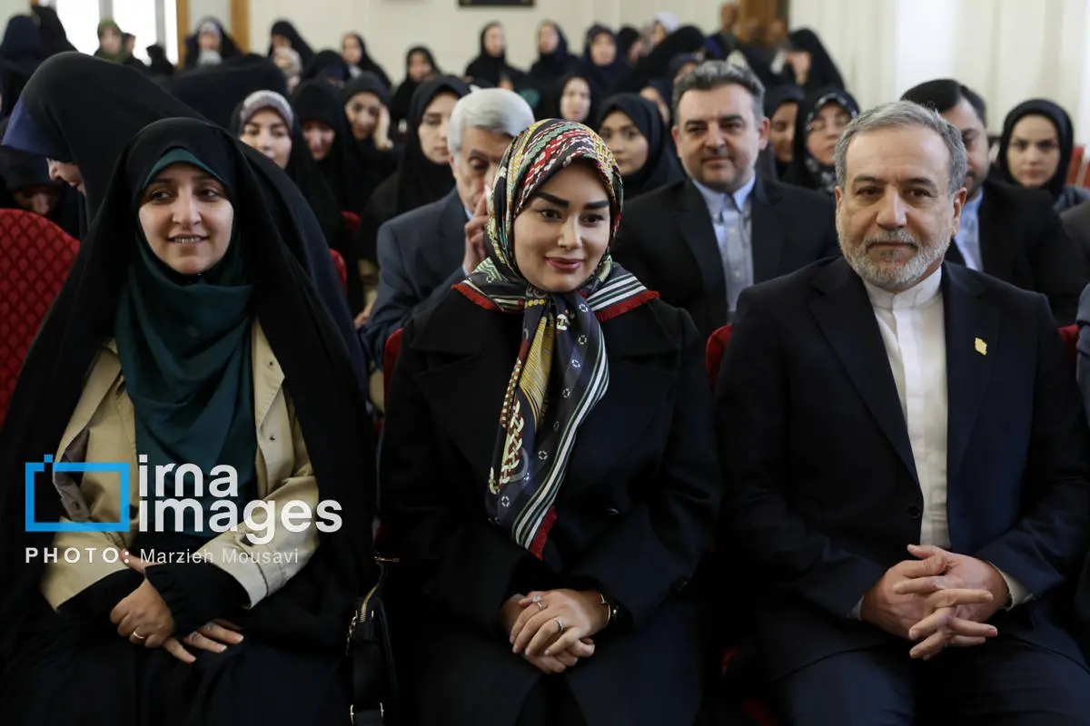 تصاویر عراقچی و همسرش در مراسم میلاد حضرت زهرا(س)