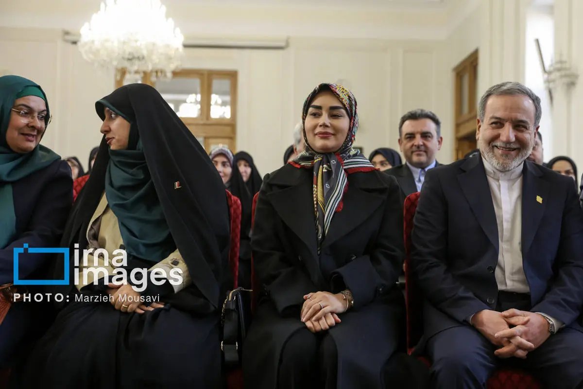 تصاویر عراقچی و همسرش در مراسم میلاد حضرت زهرا(س)