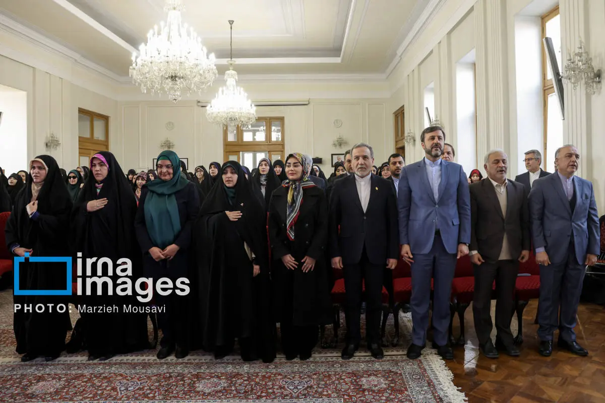 تصاویر عراقچی و همسرش در مراسم میلاد حضرت زهرا(س)