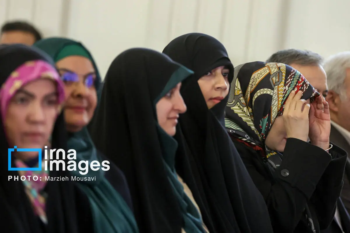 تصاویر عراقچی و همسرش در مراسم میلاد حضرت زهرا(س)