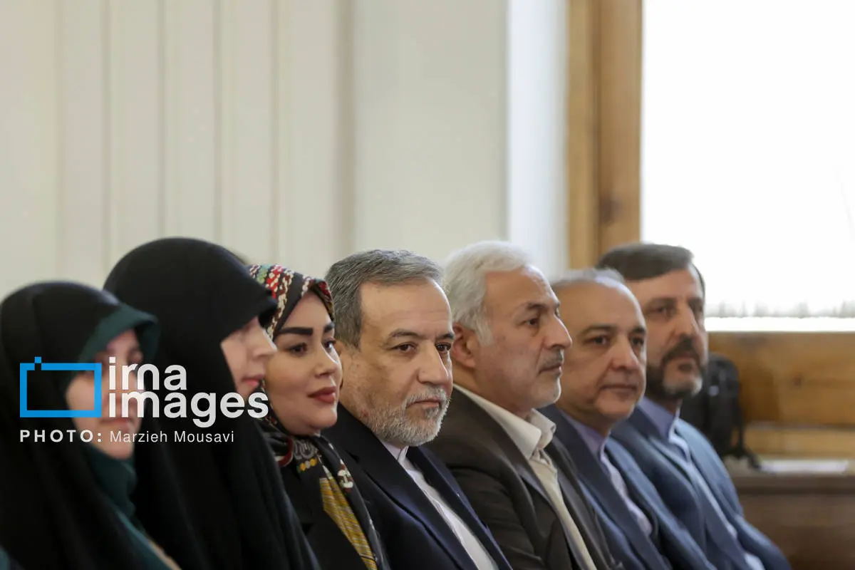 تصاویر عراقچی و همسرش در مراسم میلاد حضرت زهرا(س)