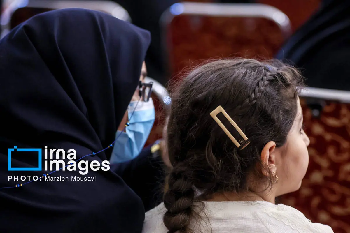 تصاویر عراقچی و همسرش در مراسم میلاد حضرت زهرا(س)