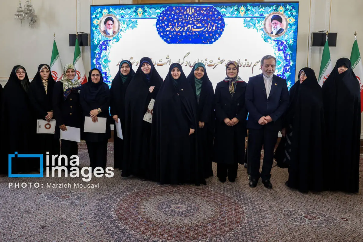 تصاویر عراقچی و همسرش در مراسم میلاد حضرت زهرا(س)