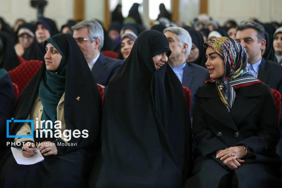 تصاویر عراقچی و همسرش در مراسم میلاد حضرت زهرا(س)