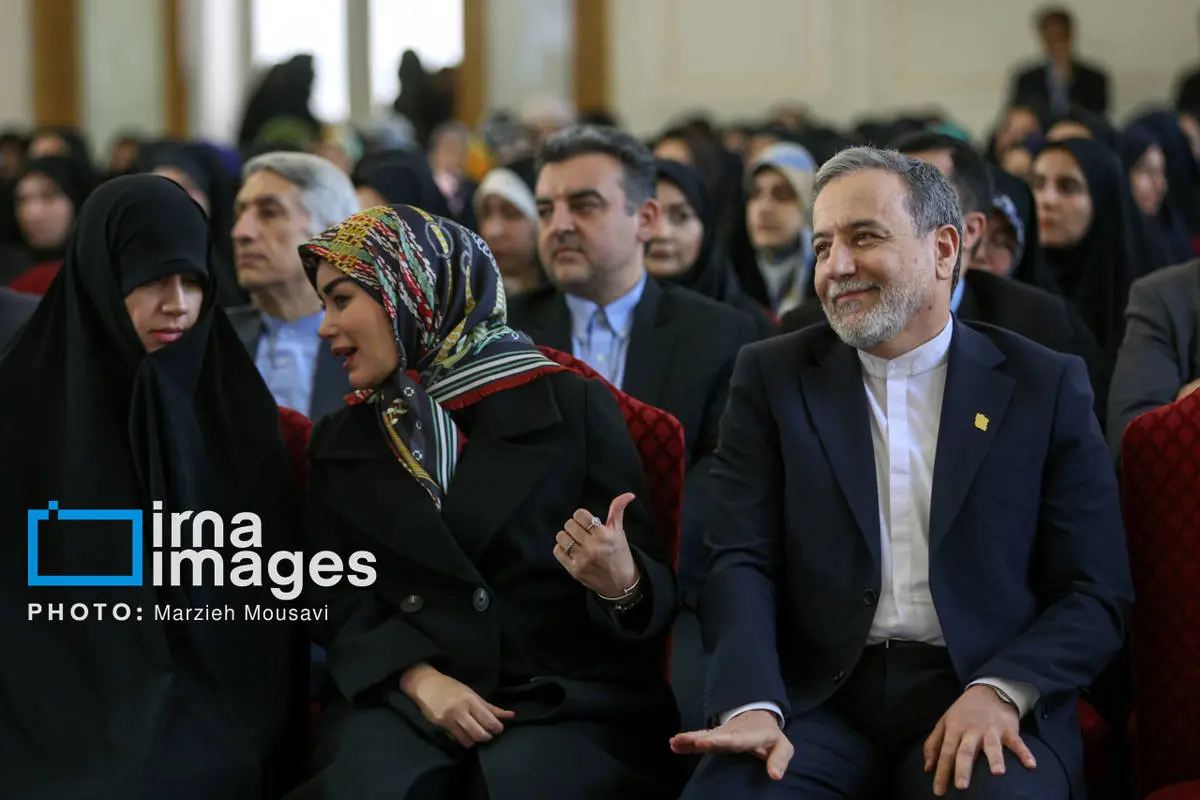 تصاویر عراقچی و همسرش در مراسم میلاد حضرت زهرا(س)