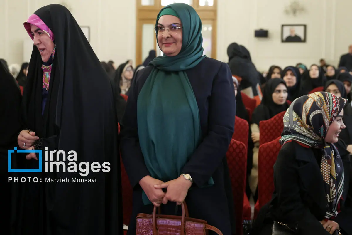 تصاویر عراقچی و همسرش در مراسم میلاد حضرت زهرا(س)