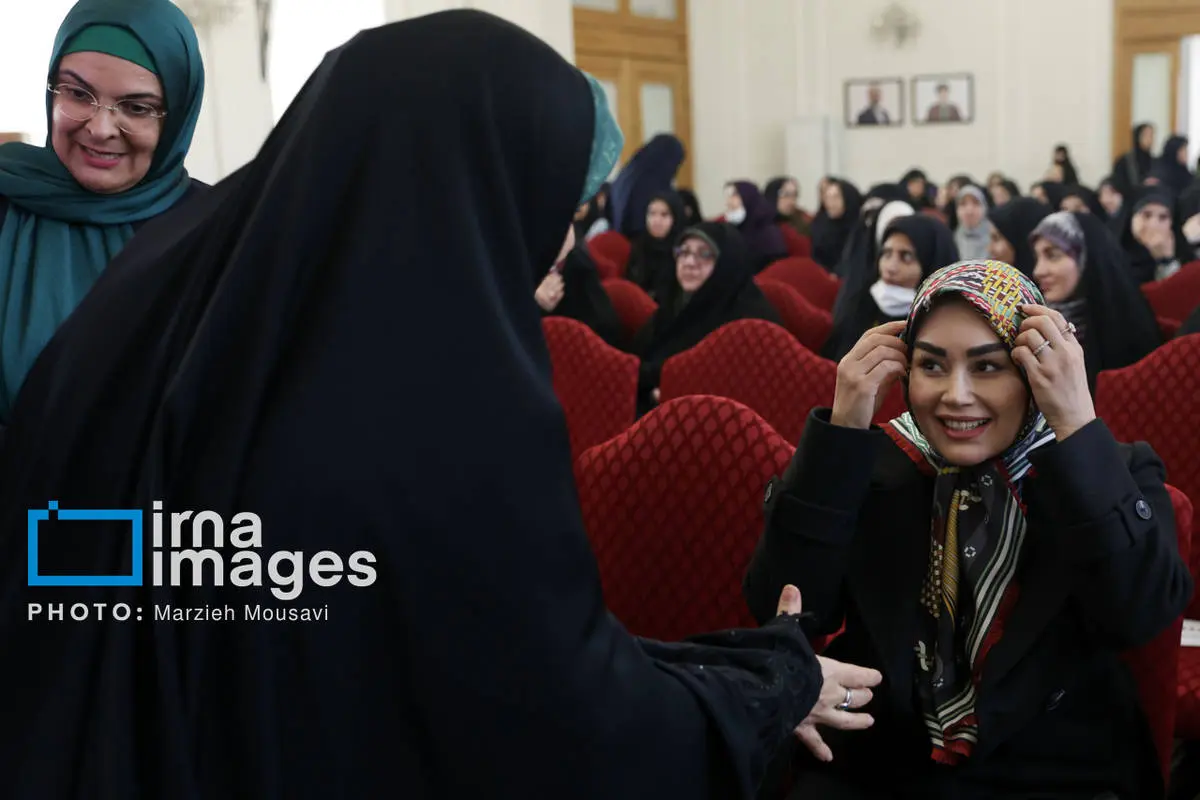 تصاویر عراقچی و همسرش در مراسم میلاد حضرت زهرا(س)