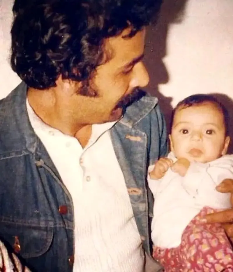 عکس| نوزادی رویا میرعلمی در آغوش پدرش؛ سال ۵۷