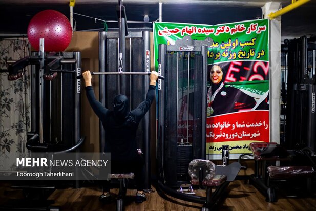 تلاش وزنه بردار بانوی لر ایران