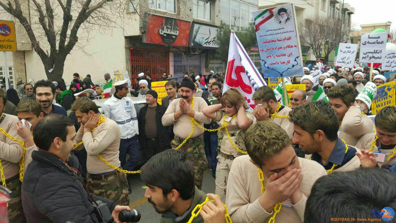 نمایش تندروها در حاشیه راهپیمایی با زن نما کردن خود (تصویر)