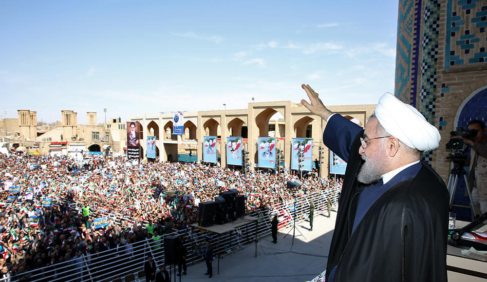 تجلیل روحانی از خاتمی و عارف در زادگاهشان (فیلم)