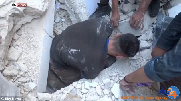 دختر 5ساله سوری زنده از زیر آوار بیرون آورده شد (فیلم و تصاویر)