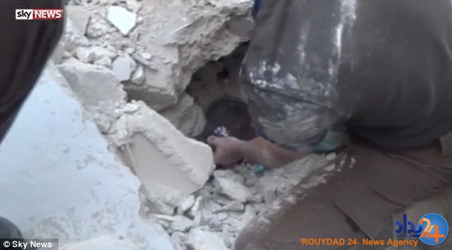 دختر 5ساله سوری زنده از زیر آوار بیرون آورده شد (فیلم و تصاویر)