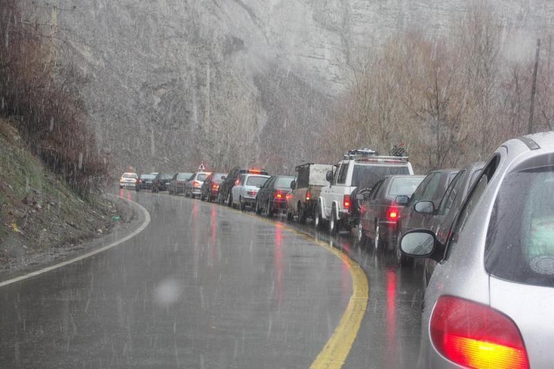 بارش باران در جاده‌