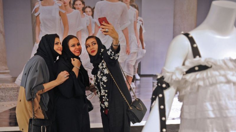 لغو اجبار تعطیلی فروشگاه‌ها هنگام اذان در عربستان سعودی