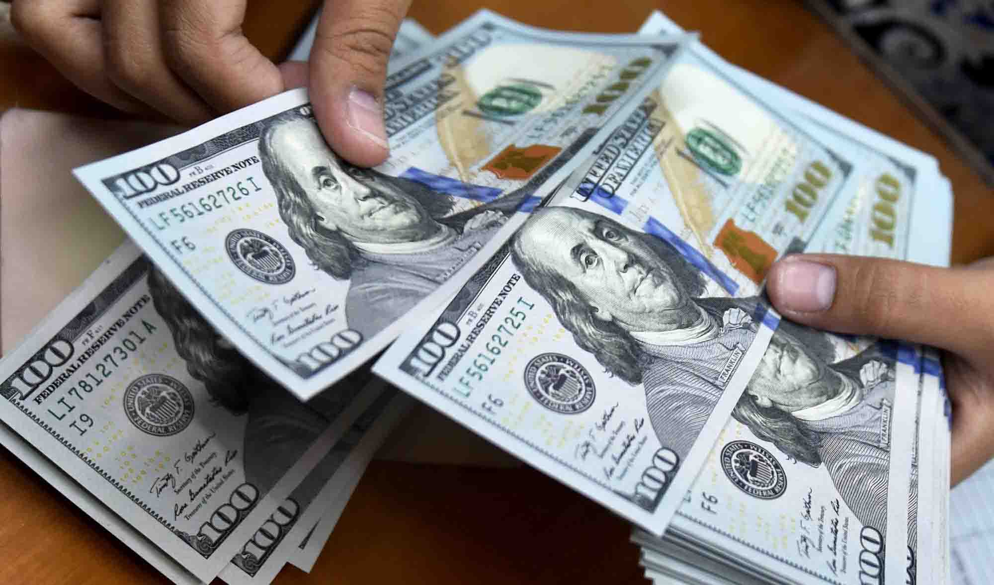 کیهان: حالا که وضعیت اقتصاد خوب شده چرا دلار بالا می‌رود؟